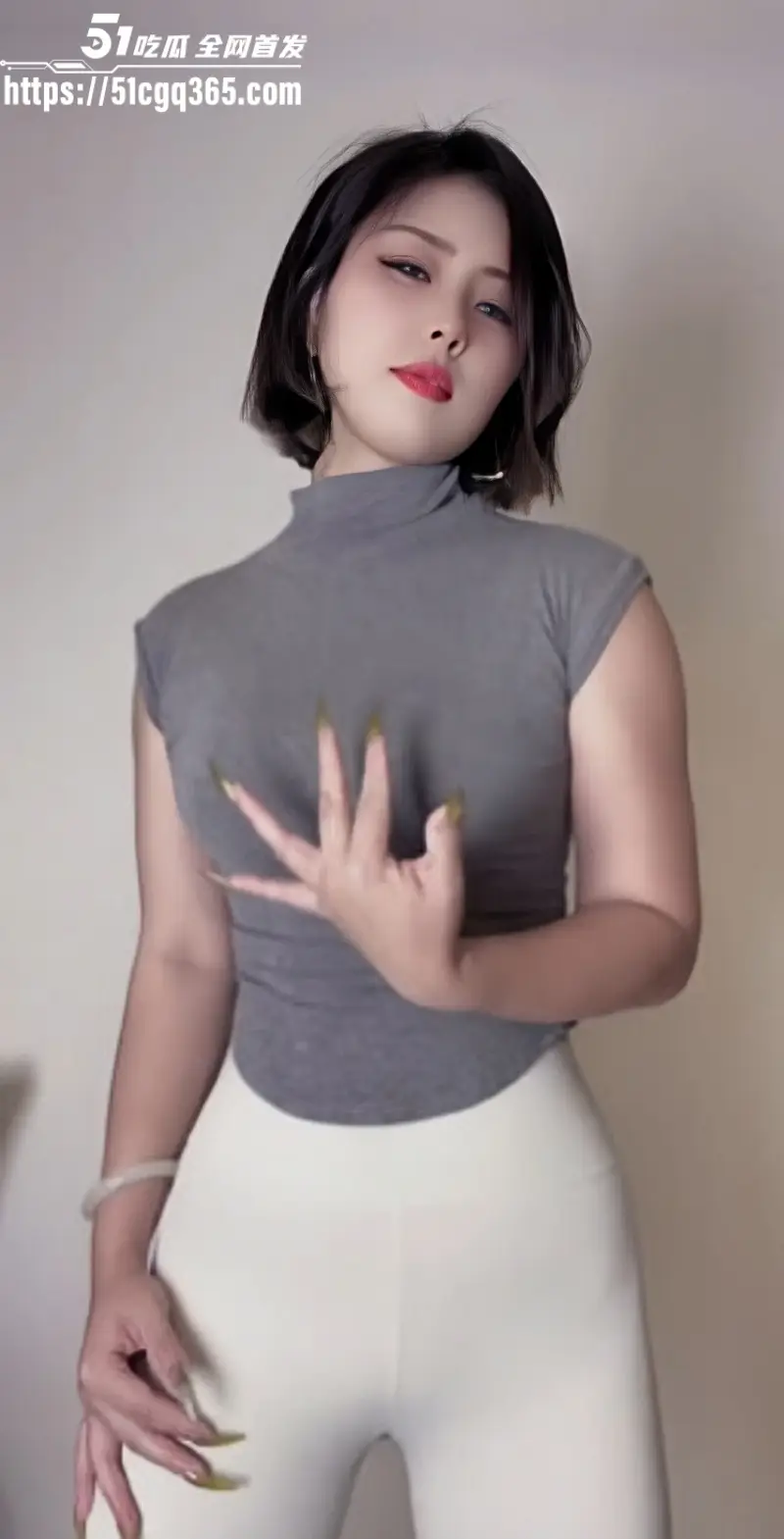 快手40万粉丝女网红 猫儿 骚舞大秀 连体灰丝随着音乐节奏扭动淫体 骆驼趾忽隐忽现挑逗至极！ 图2
