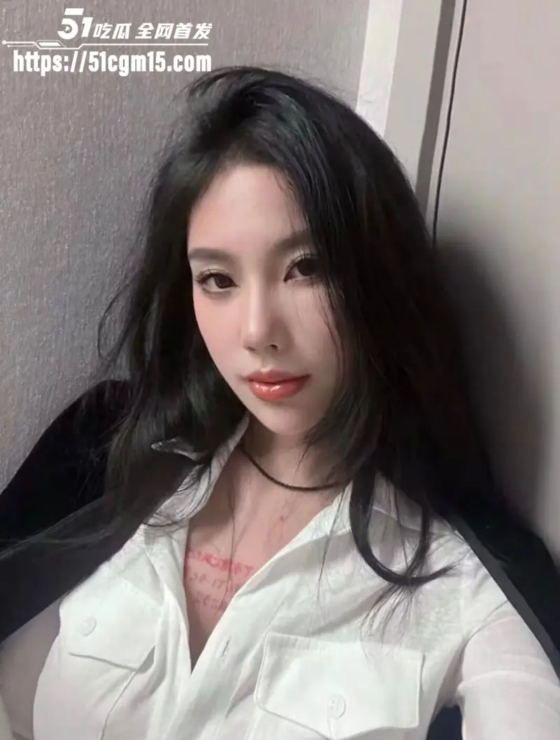 广东小主播 刘妮 跟榜一性爱视频泄漏 看似女神实则母狗 笔挺美乳一线天骚穴被大哥肆意玩弄 看得人心跳加速! 图2