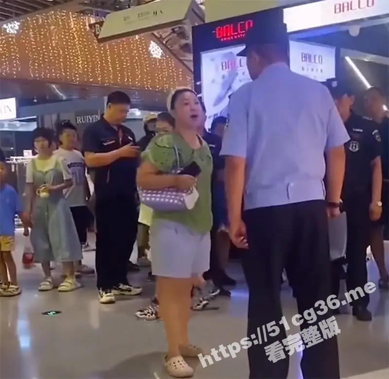 北京顺义警方发布 34岁的女子掌掴小女孩 随后在商场对警察拳打脚踢 最终被警察控制 图1
