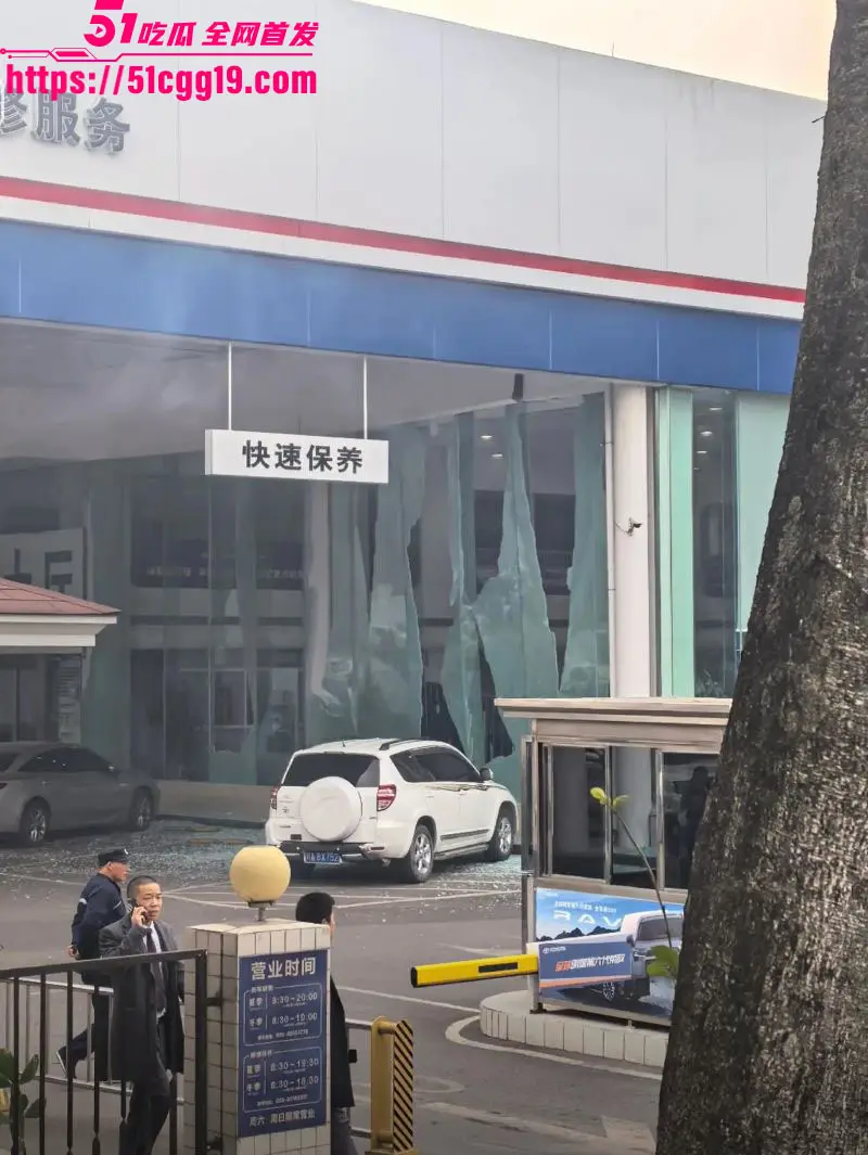 成都丰田4S店惊天爆炸!54岁男子购车纠纷身披炸药店门外自爆 玻璃碎汽车损现场血肉横飞! 图6