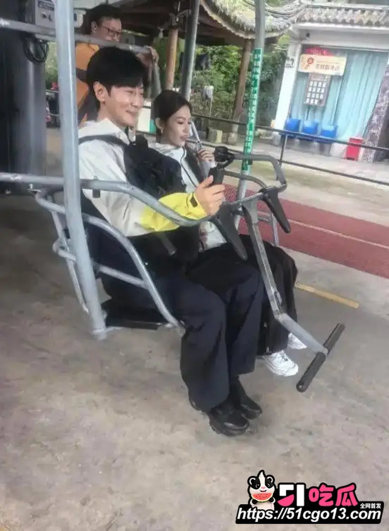 新还珠格格演员 高梓淇 离婚后不仅疏离儿子 还带小十岁女友上恋综 亲密视频引热议! 图13
