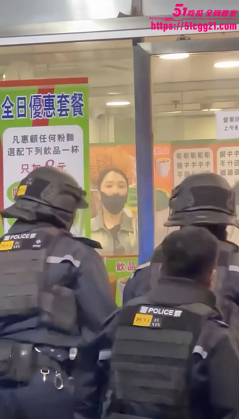 香港上水袭警事件 吉林女子与店家发生争执 手持菜刀1V12名防爆武警 东北人脾气果真暴躁 现场视频流出！ 图2