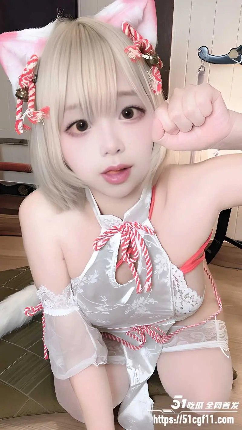 超淫眼镜妹 COS动漫角色 粉色透视装自拍露胸 丁字裤勒逼水流不止! 图3