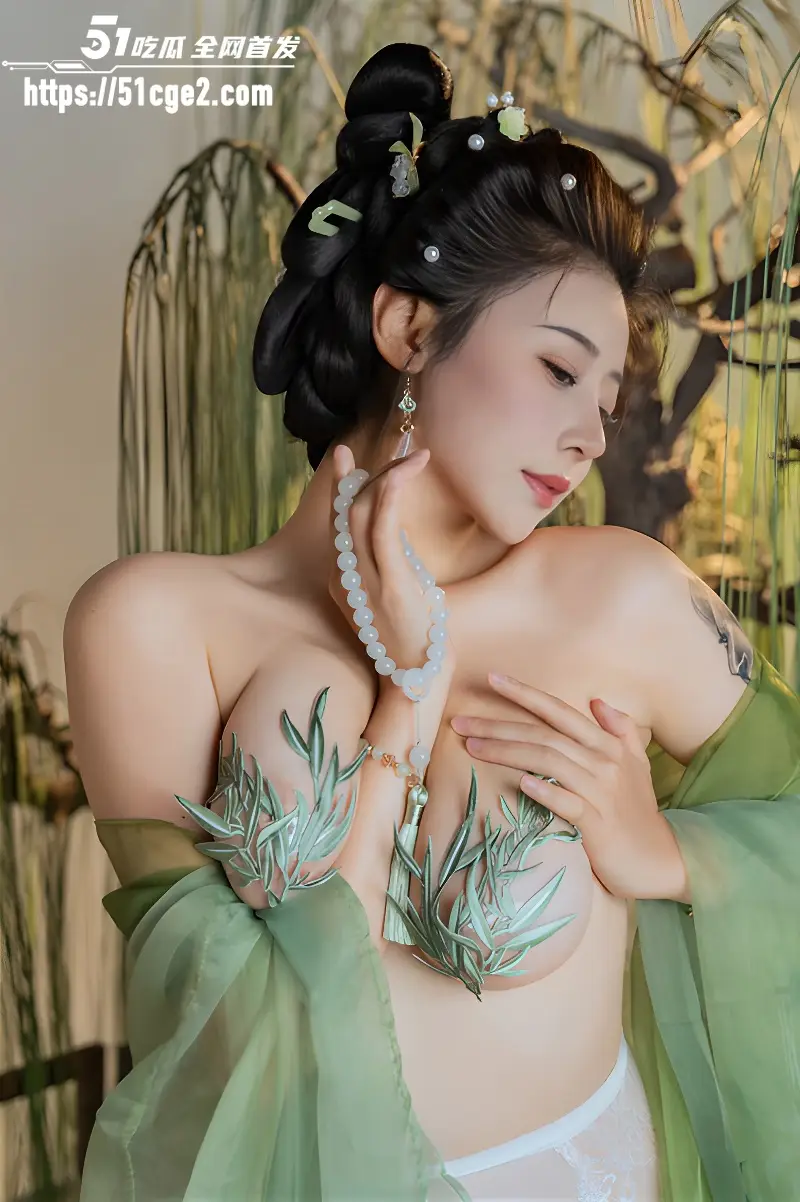 极品福利姬 奈汐酱nice 最新写真拾翠 诱人白丝古风 绿纱半透大尺度诱惑 图2