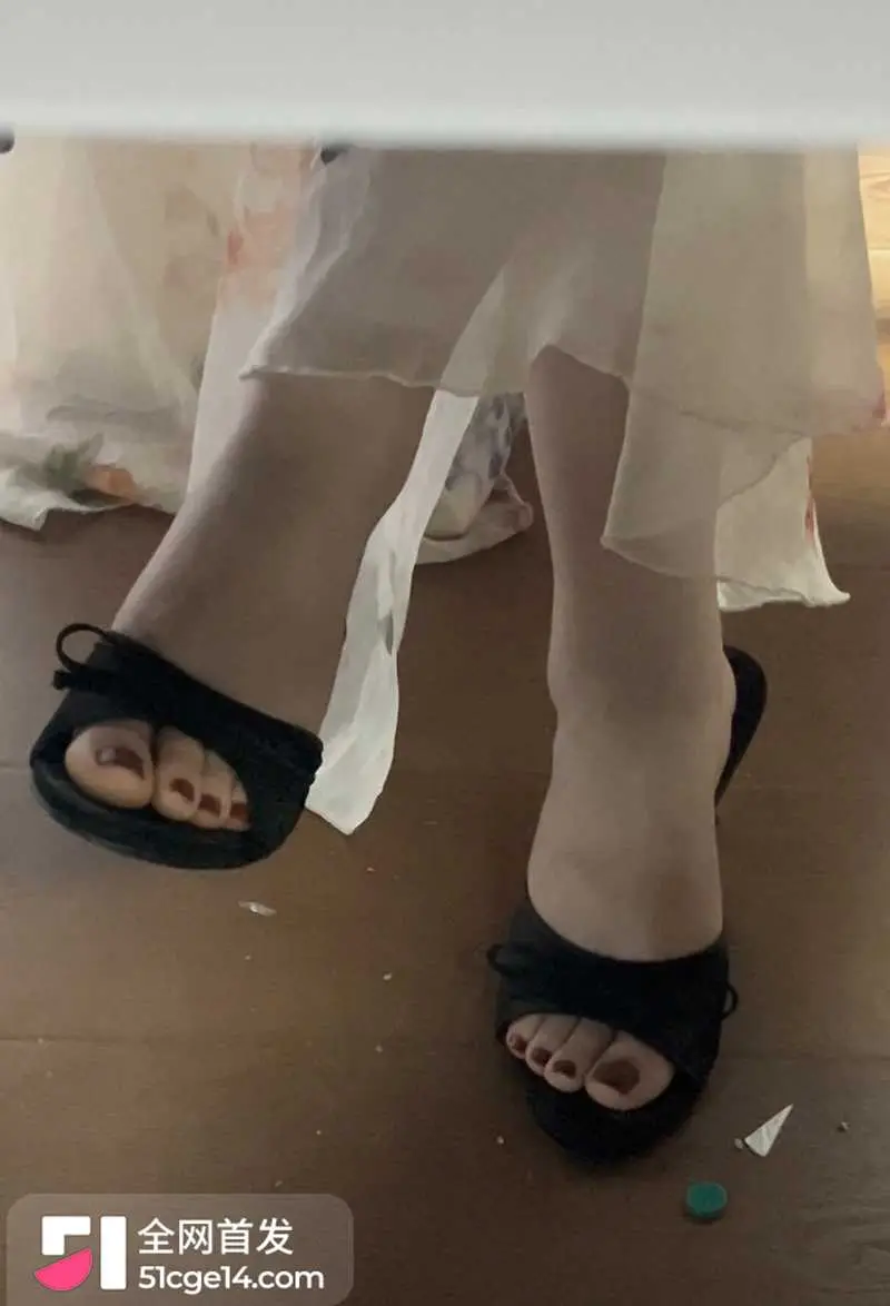 邪恶瓜友桌下偷拍女同事走光 性感花裙透出蕾丝内裤 美腿张合扣揉嫩穴 无意识发骚最撩人 图9