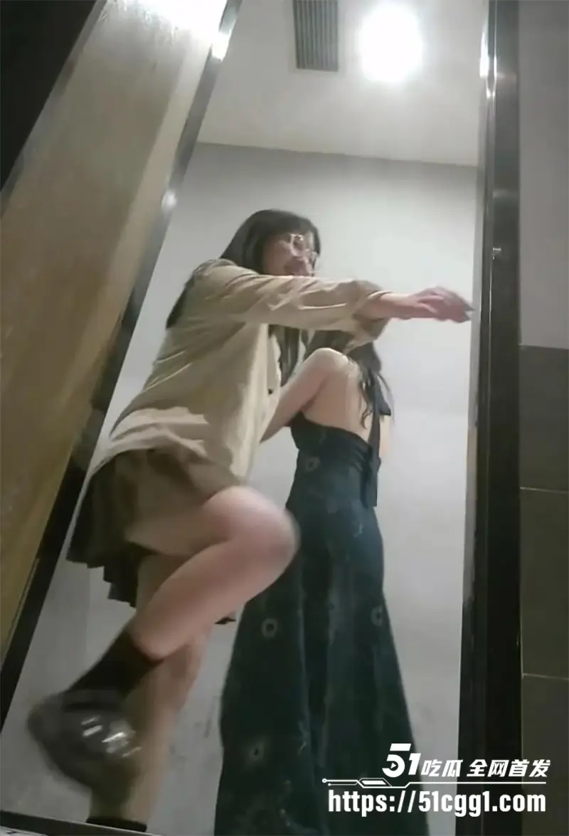 商场厕拍珍藏视频外泄！女神云集满足窥欲 雪臀名器争相绽放 粉嫩鲍唇开合夺魄！ 图2