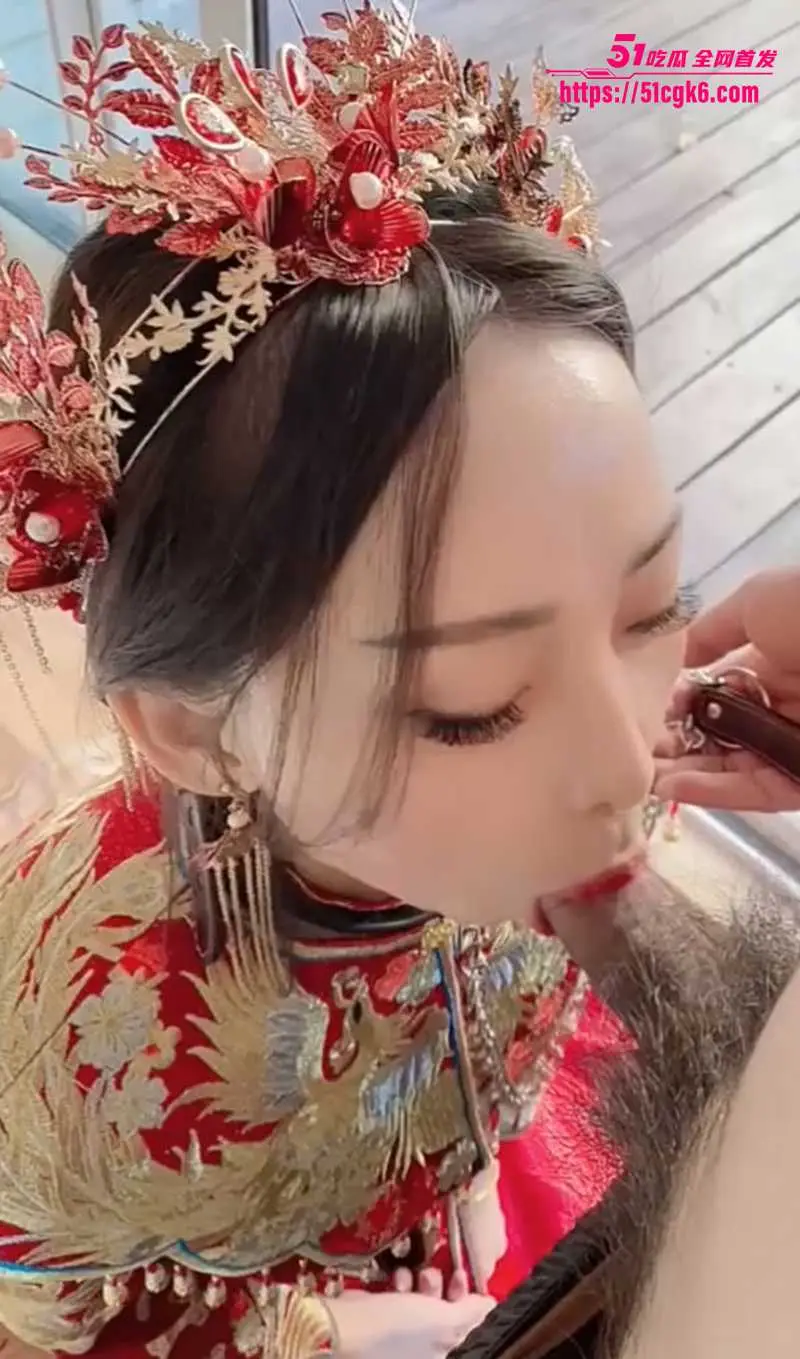 长腿女神模特 半糖兔兔 新娘禾服做爱视频 淫荡口交眼色拉丝 无套后入淫叫连连! 图1