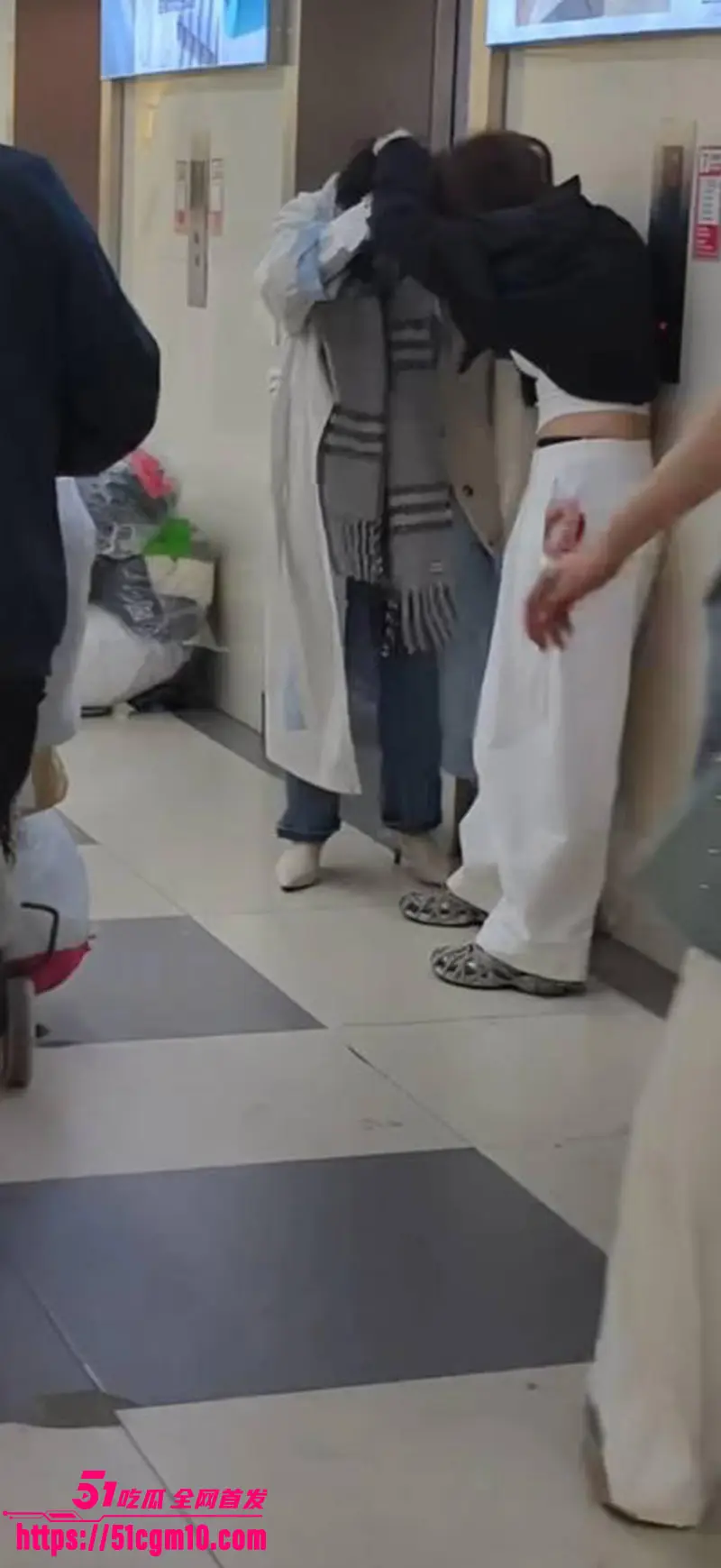 杭州四季青老板娘 二姐 怒撕小三 楠楠 8年老员工怀孕索20万打胎费 当场互殴撕头发 视频火爆全网！ 图12