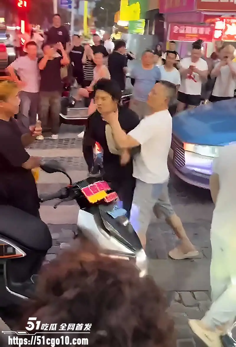 奇葩解压名场面 两男子街头吵架互吐口水 最后竟演变成泼水大作战 图2