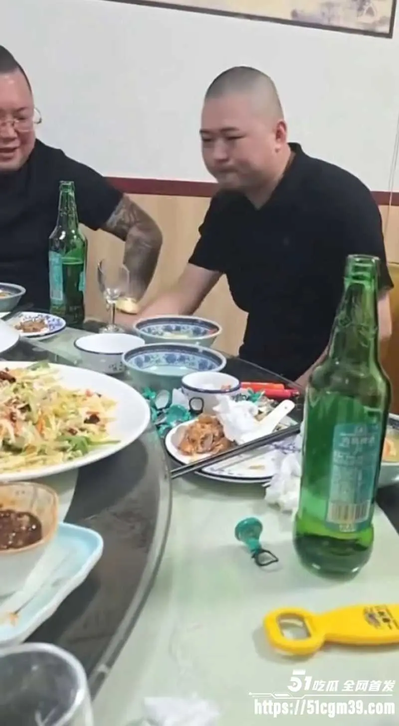 现实狠人当众生嚼碎玻璃 满嘴鲜血却面不改色 颠覆三观大开眼界! 图5