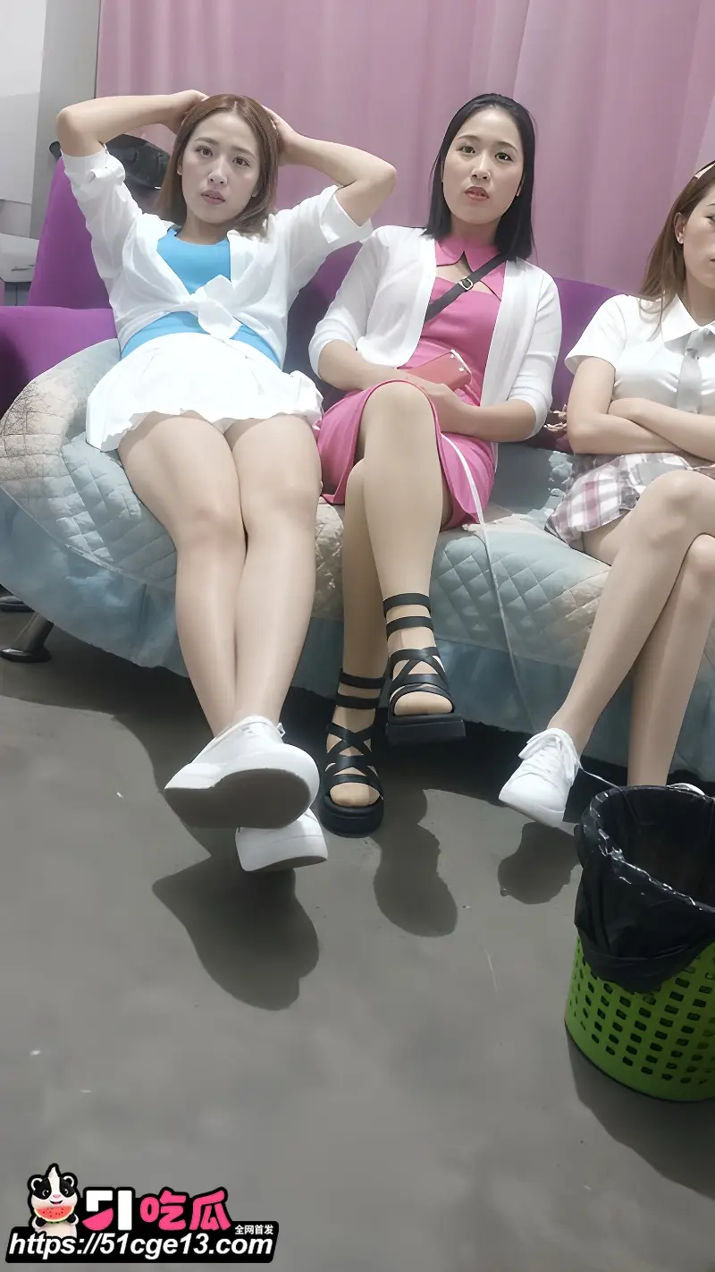 城中村嫖娼偷拍 花式猛干JK制服少妇 压在身下多姿势打桩狂草 被干到失神! 图1