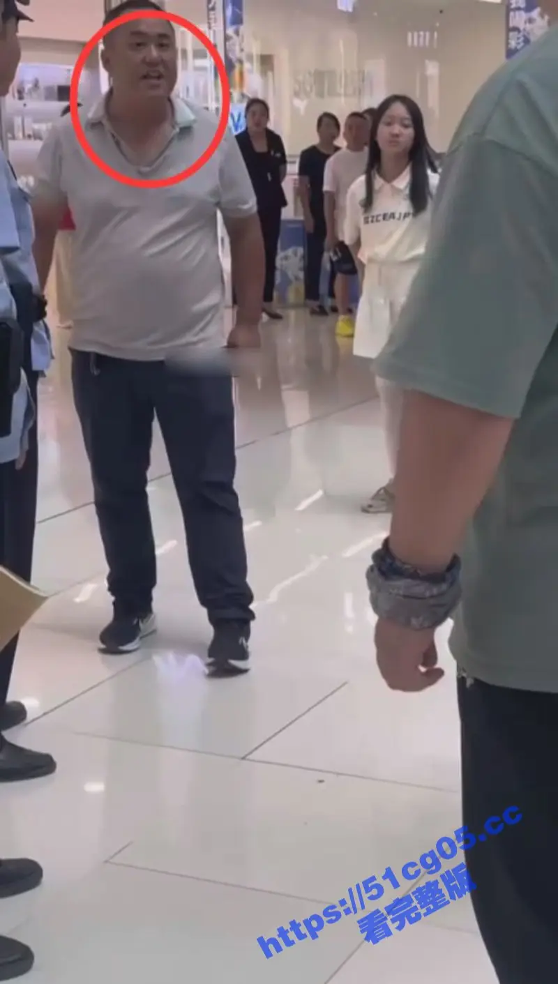 甘肃酒泉男子自称看不惯奇装异服 漫展上辱骂殴打工作人员 网友:别拿爱国当幌子 图5
