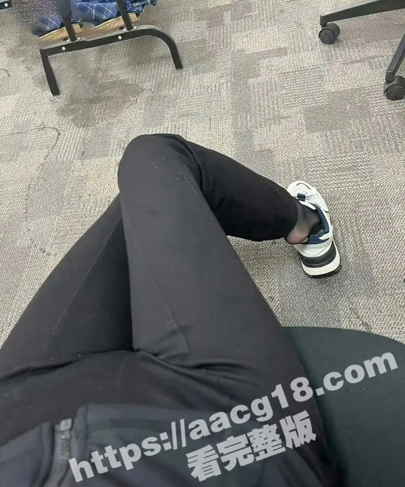 海角我的离婚姐姐再出新作 姐弟甜蜜同居日久生情 阿姐打电话时被疯狂舔弄小穴 抱着电话高潮呻吟 图4