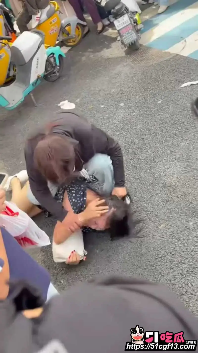 河北保定正信购物中心 原配当街怒撕小三 压在身下猛拽内裤 下手极为狠辣！ 图2