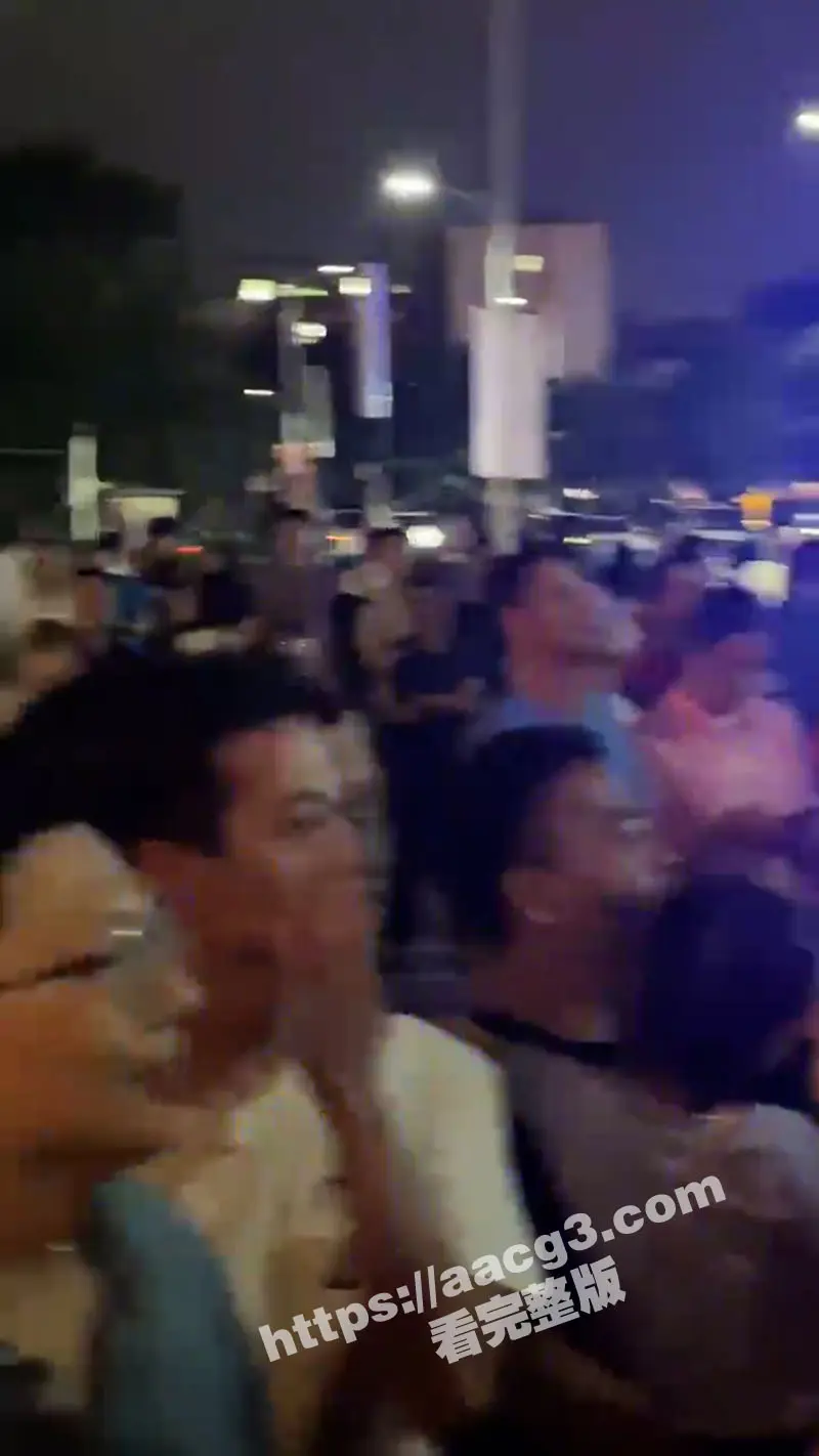 广东珠江铂世湾保安殴打业主惹民愤 打人者被关在救护车里不给走 数百业主包围救护车讨说法 图3