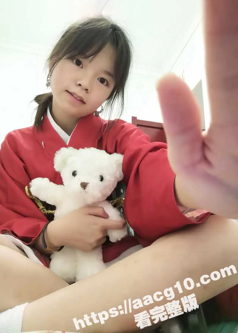 戴着眼镜的萝莉学生妹 舌钉乳钉装饰身体 心型阴蒂淫荡母狗 酒店与野男人疯狂做爱 图1