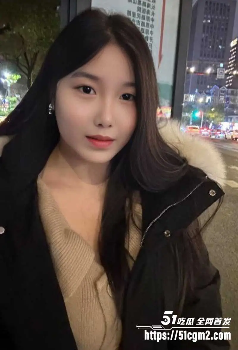 广东艺术系大三学生妹 吴洁 不雅视频 为借钱任金主调教 粉嫩小穴猛抠喷水 跪舔脚丫贱成母狗！ 图2