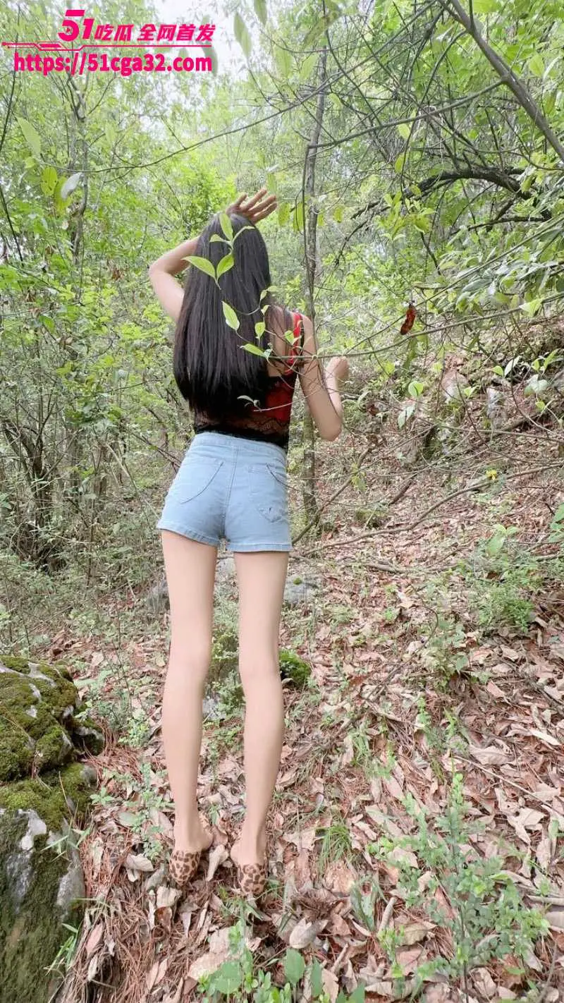 51原创小姨子的秘密 与小姨子冒雨林中性爱 雨水顺着肉棒肆意流淌 与精液一起灌入骚穴！ 图4