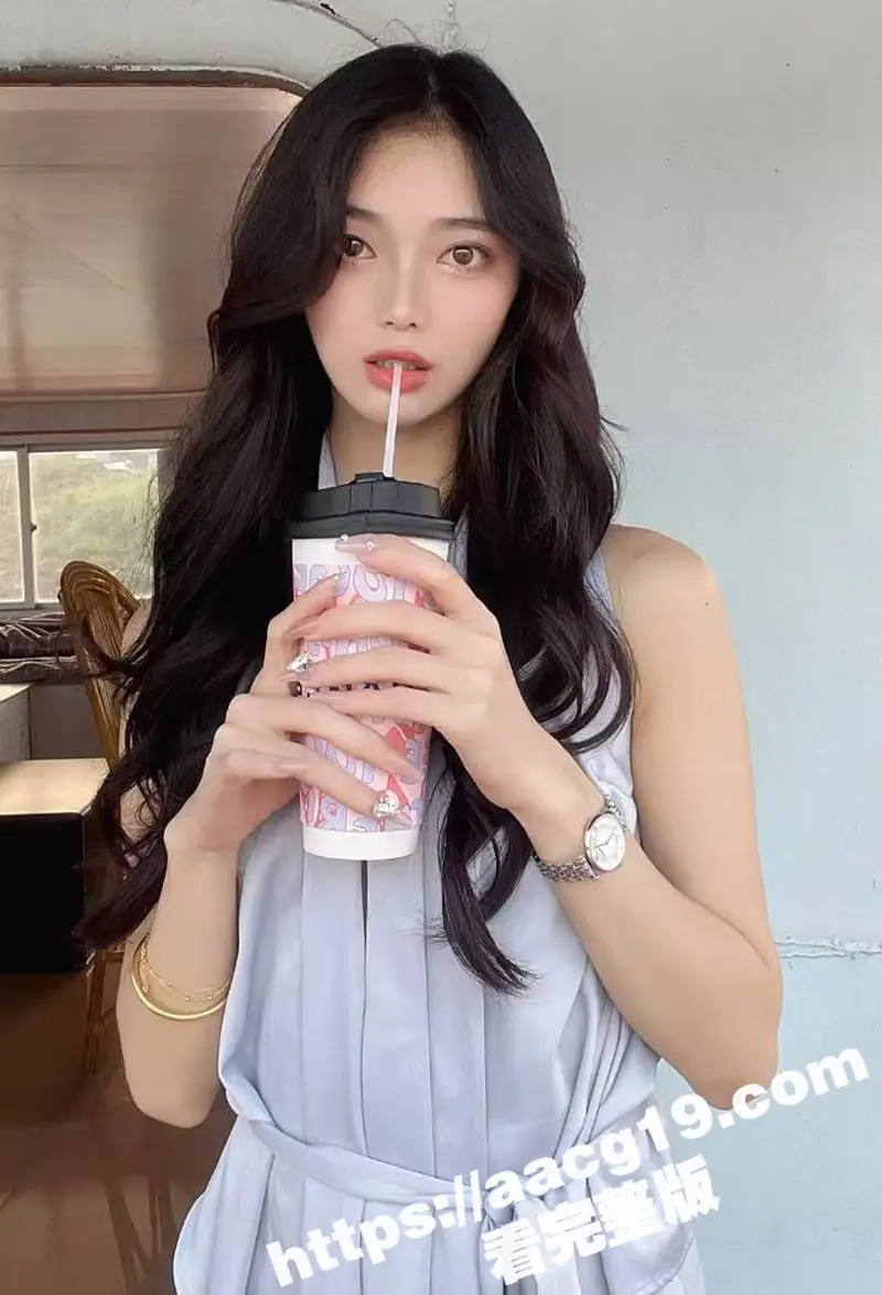 推特性感网红 下面有根棒棒糖 唯美红色旗袍诱惑 酒店约炮土豪金主 被大屌猛烈插入白虎嫩穴 并内射灌精 图3