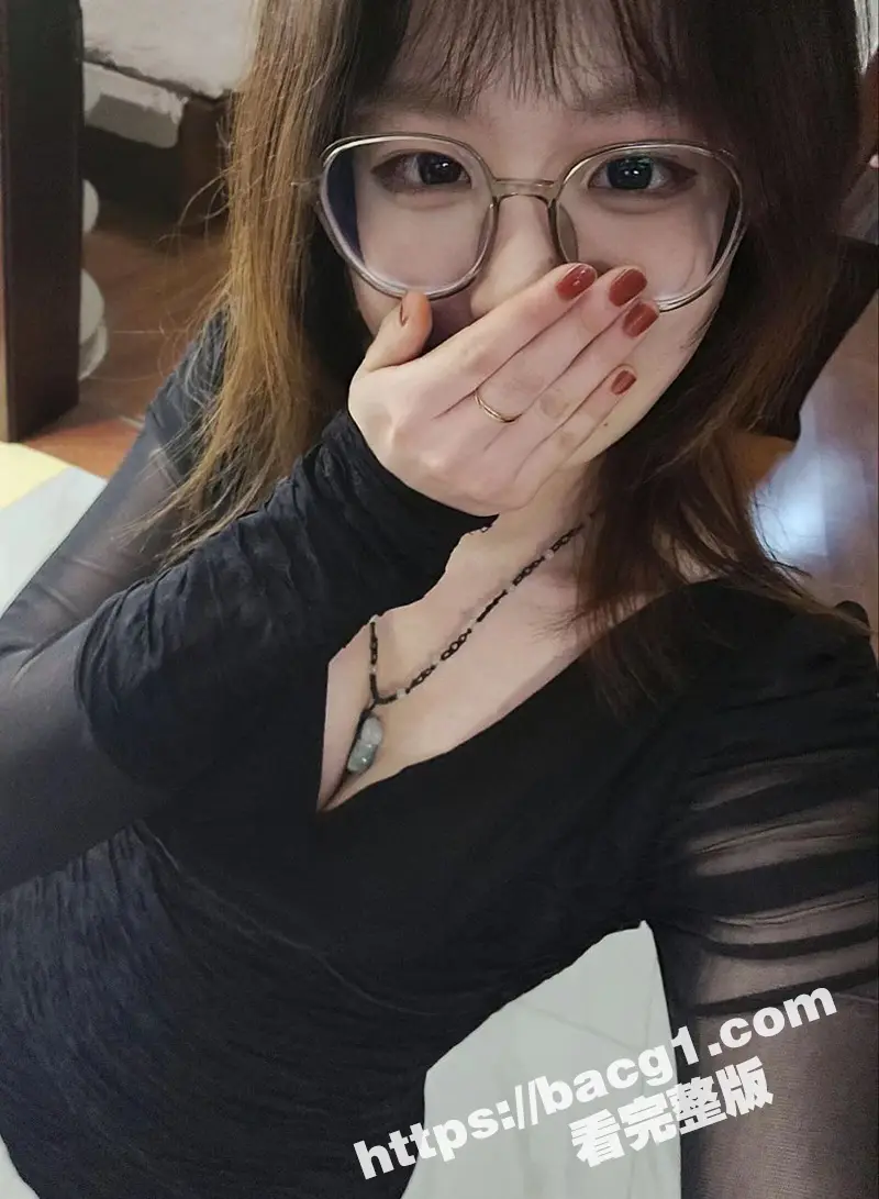 超可爱大奶眼镜娘 兽医专业学生妹 刚到店里实习 就被店长拿下 背着男友酒店约啪 跪地口交各种调教 图5