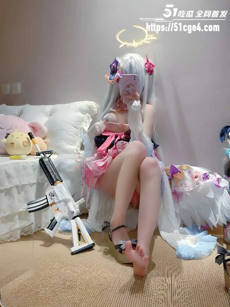 高颜值coser 水梓黑切讷 萝莉装白丝美腿顶级诱惑 美腿玉足模拟足交姿势太骚太顶 图5