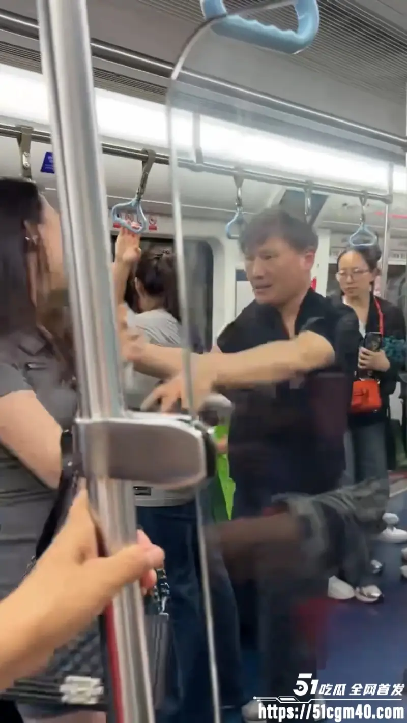 地铁偷拍翻车 老男人偷拍短裙小仙女被当场抓包 这下吃不了兜着走了！ 图6