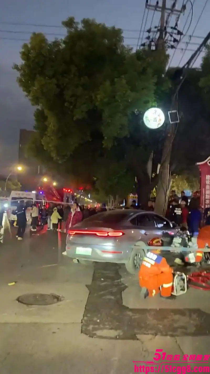 江西景德镇豪德贸易广场发生严重车祸 小轿车失控撞飞4辆两轮车 救护车来回两趟拉人 其中一人当场身亡! 图3
