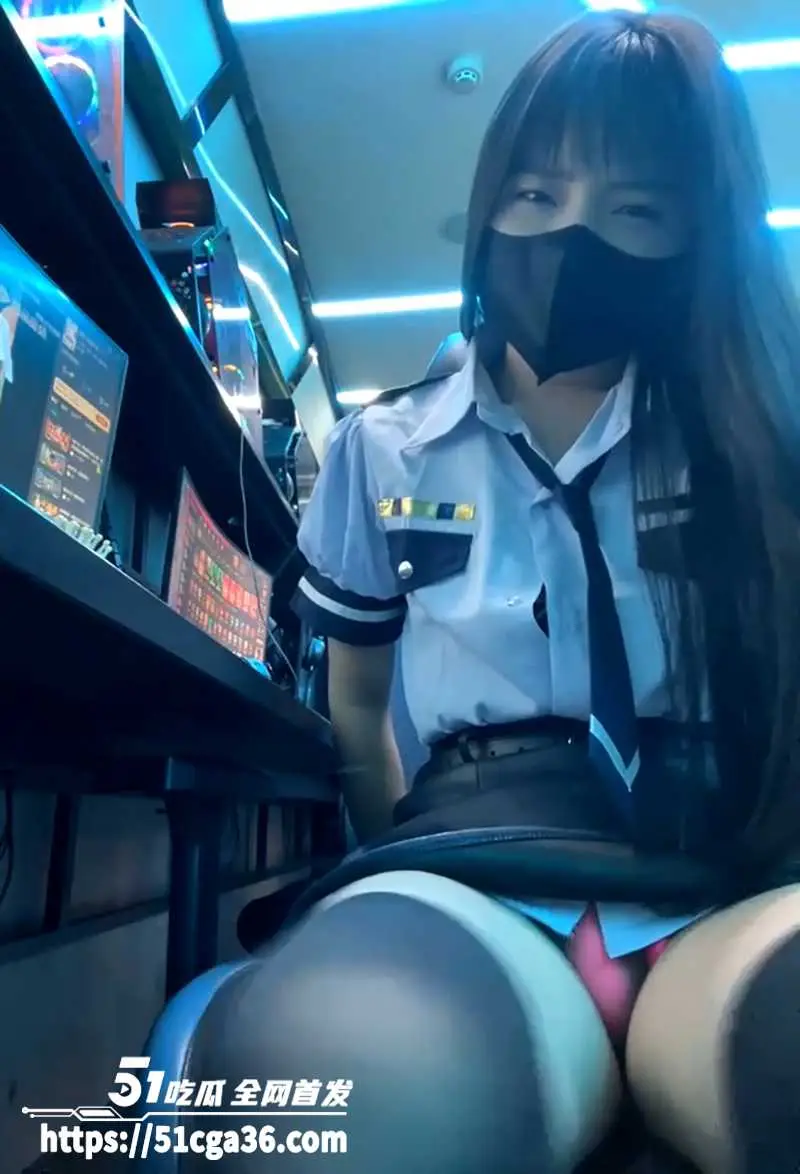 超纯学生妹 xiao-Lin 藏在网吧里玩露出直播！跳蛋狂震揉胸发骚 淫水狂流沾满双手 高潮抖动颤栗不止！ 图1
