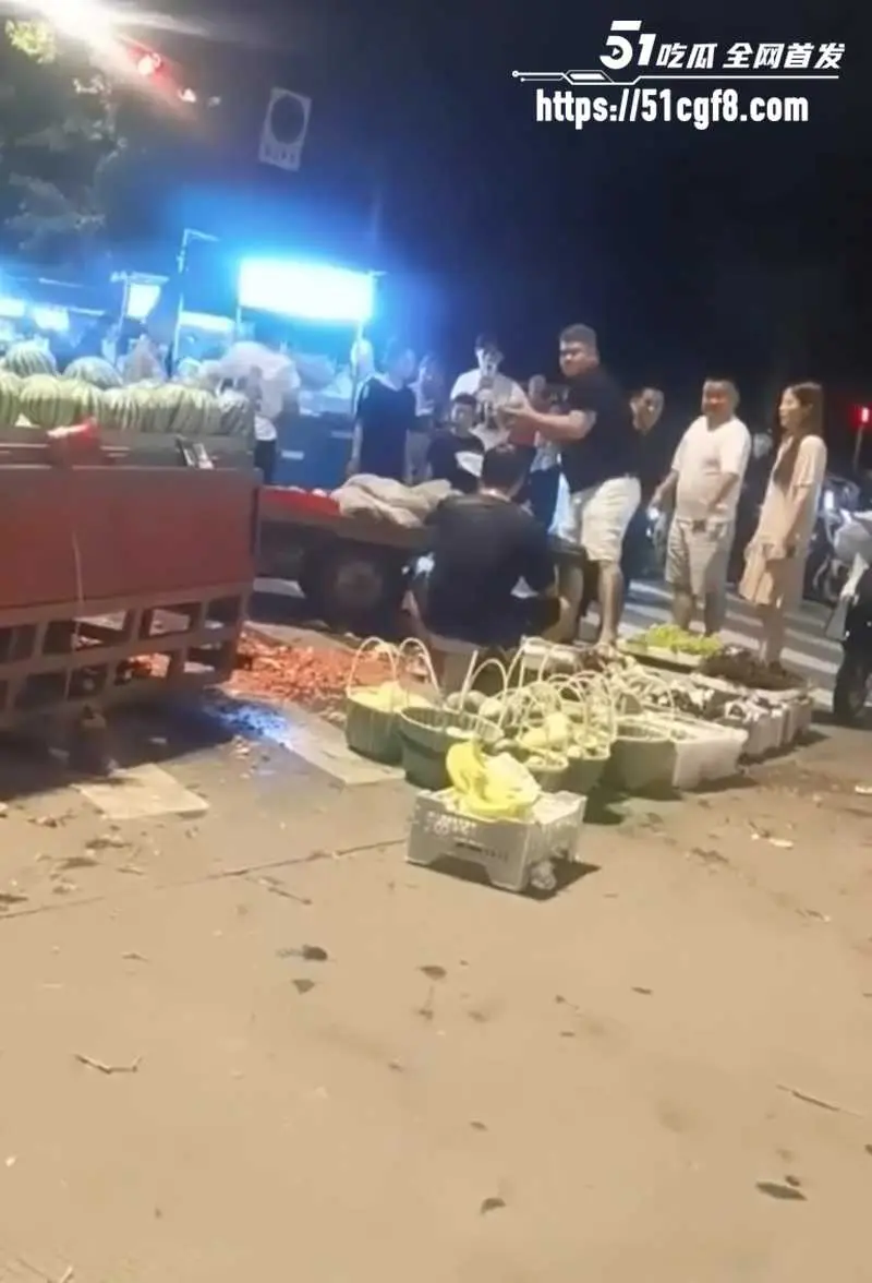 宁波恶毒夫妻 挑瓜掐果还耍凶 疯狂砸瓜殴打摊主 现场视频让人恨的牙根痒 图5
