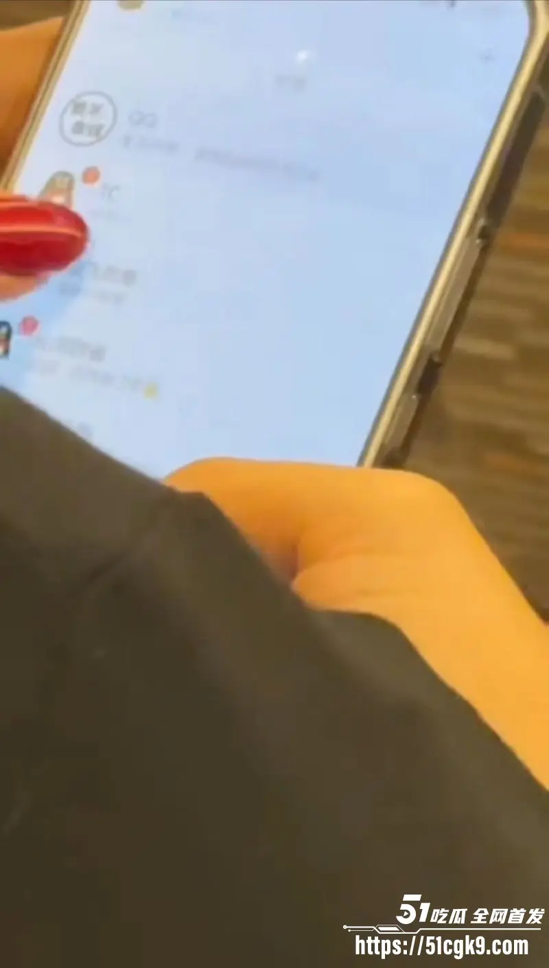 小仙女高铁上业务繁忙!发送各种性爱视频撩骚 聊天内容露骨到炸 偷拍哥错过要联系方式! 图2