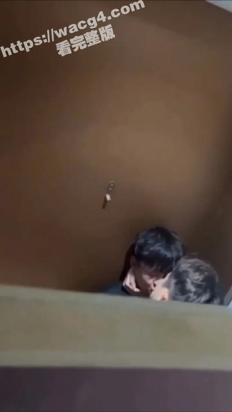 以前还不信成都只有电线杆和天府大道是直的 这不两男子在春熙路某商场激战! 图2