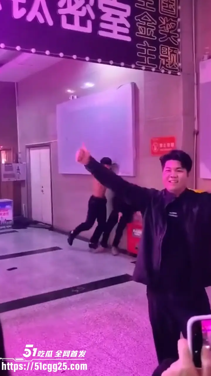 精神小伙1v3街头群殴 拳打脚踢狂暴输出 三人围殴瞬间被干翻 女友劝架惨遭一记摆拳 现场堪比古惑仔! 图2