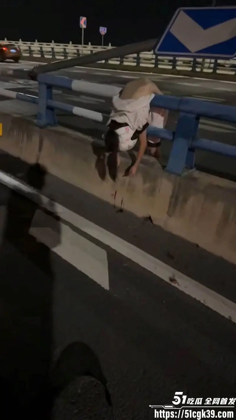 重庆江北摩托惨剧!精神小伙超速带妹摔车 小妹撞栏杆一分为二 两人当场死亡! 图3
