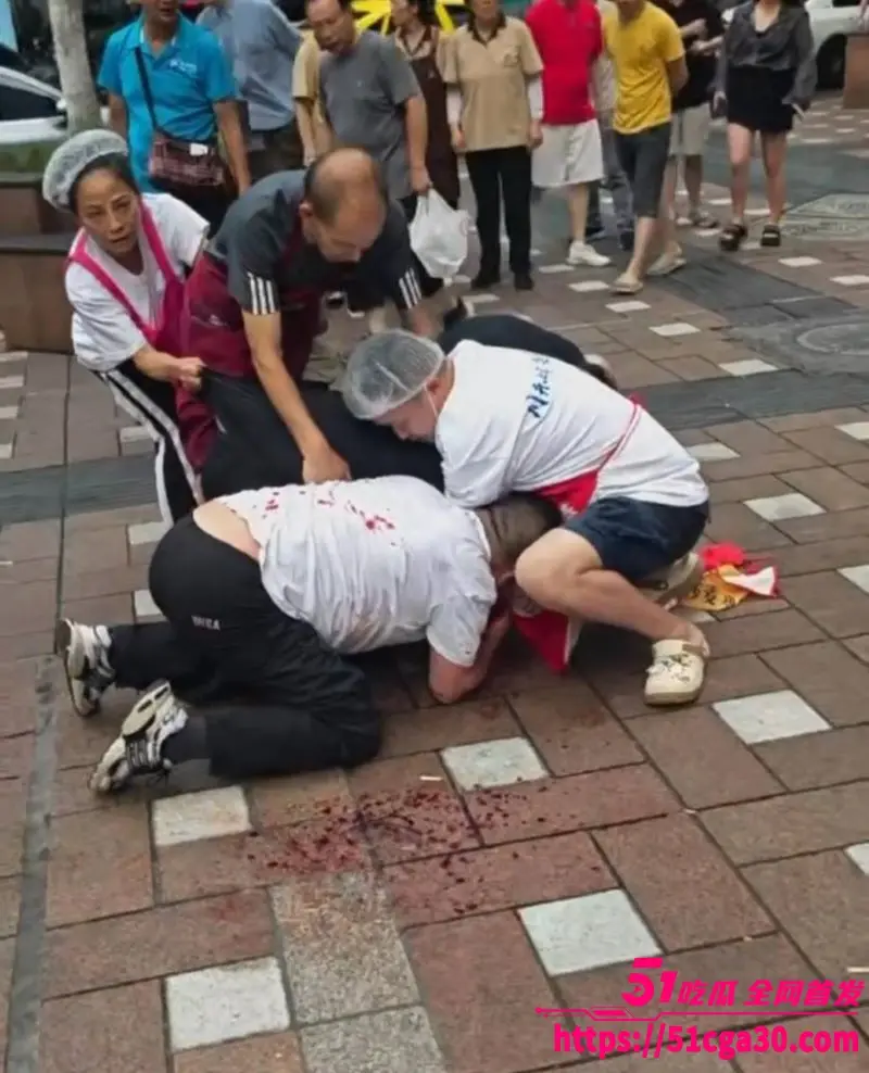 重庆南坪面馆老板 抢客引发血腥斗殴持刀互砍 场面混乱血迹四溅 现场完整版视频流出! 图1