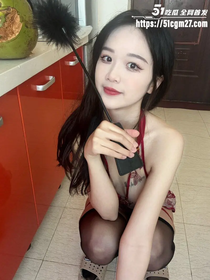 骚货精神小妹 私拍视频 浓密阴毛骚逼一览无余 玉足挑逗镜头表情超下贱！ 图1