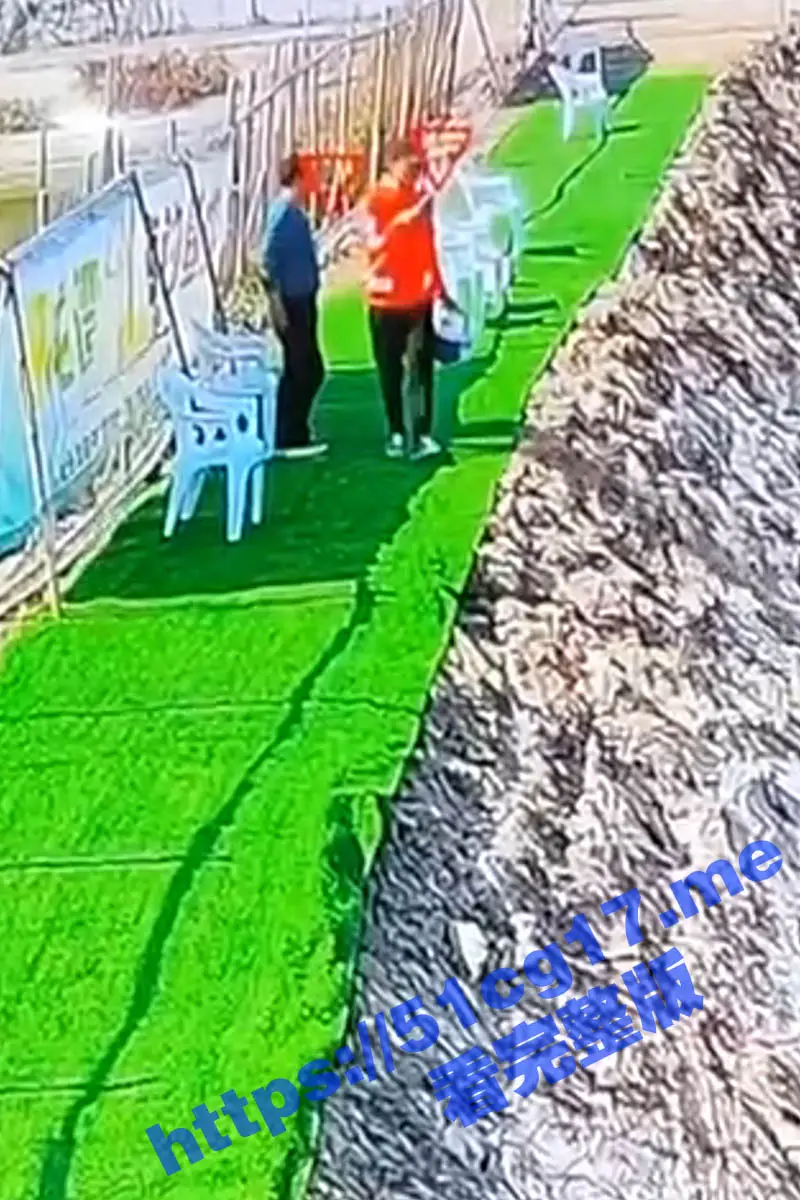 钓鱼需谨慎!钓鱼佬鱼竿不小心碰到高压线被电起火团 火焰瞬间吞噬倒地 全身被烧焦 画面骇人 图1