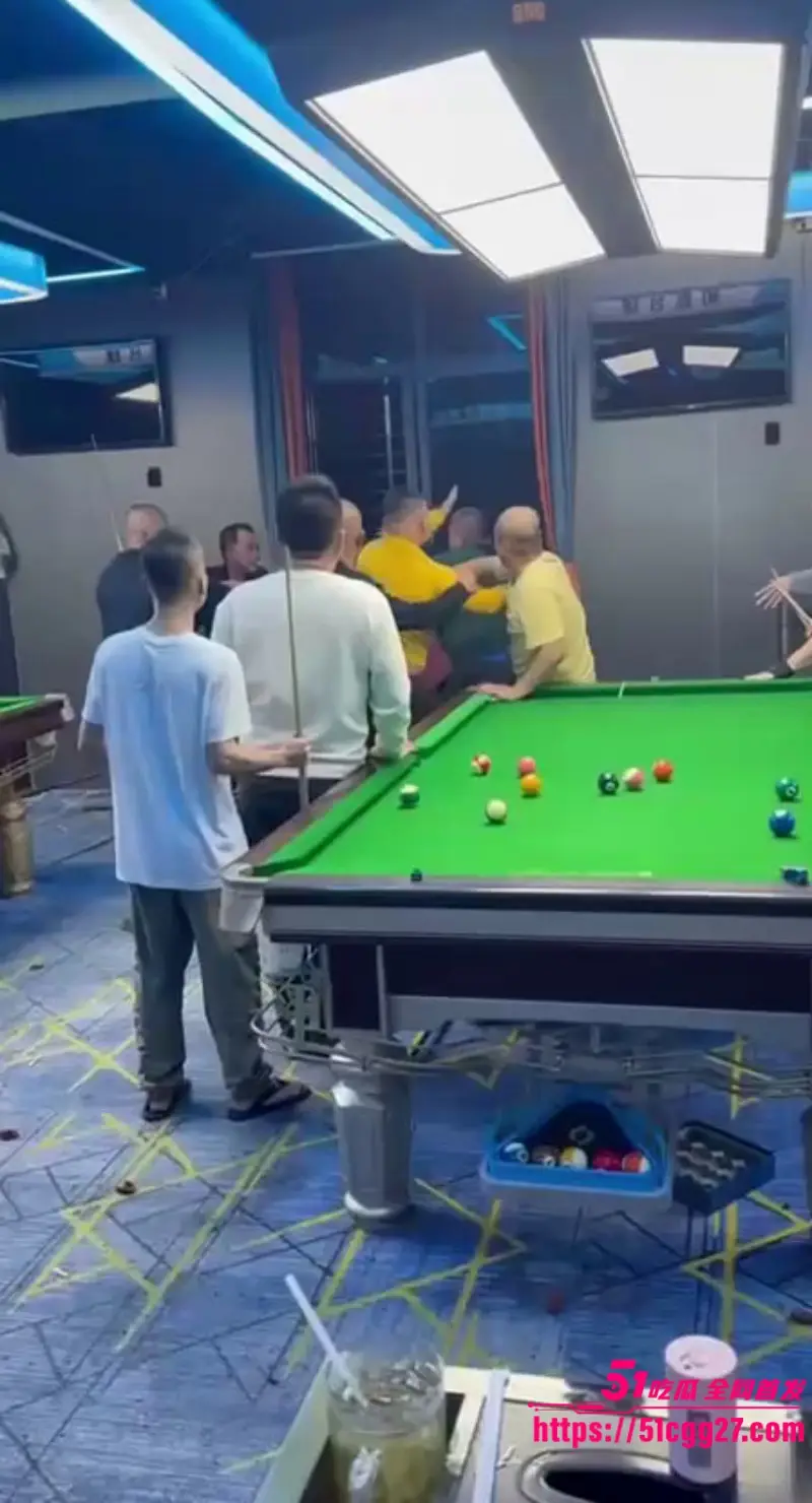 海南琼海某乡镇台球厅 打架视频流出 十几名大汉互殴现场乱作一团 场景猛烈堪比古惑仔！ 图1