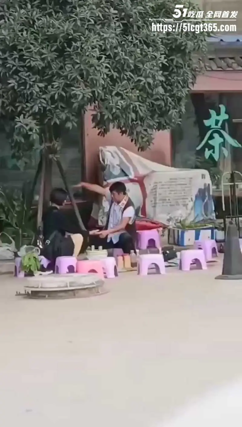 公园算命大师哄骗小仙女 揉胸抠穴就能断知福祸 趁机揩油过足手瘾 美女被彻底忽悠傻了! 图1