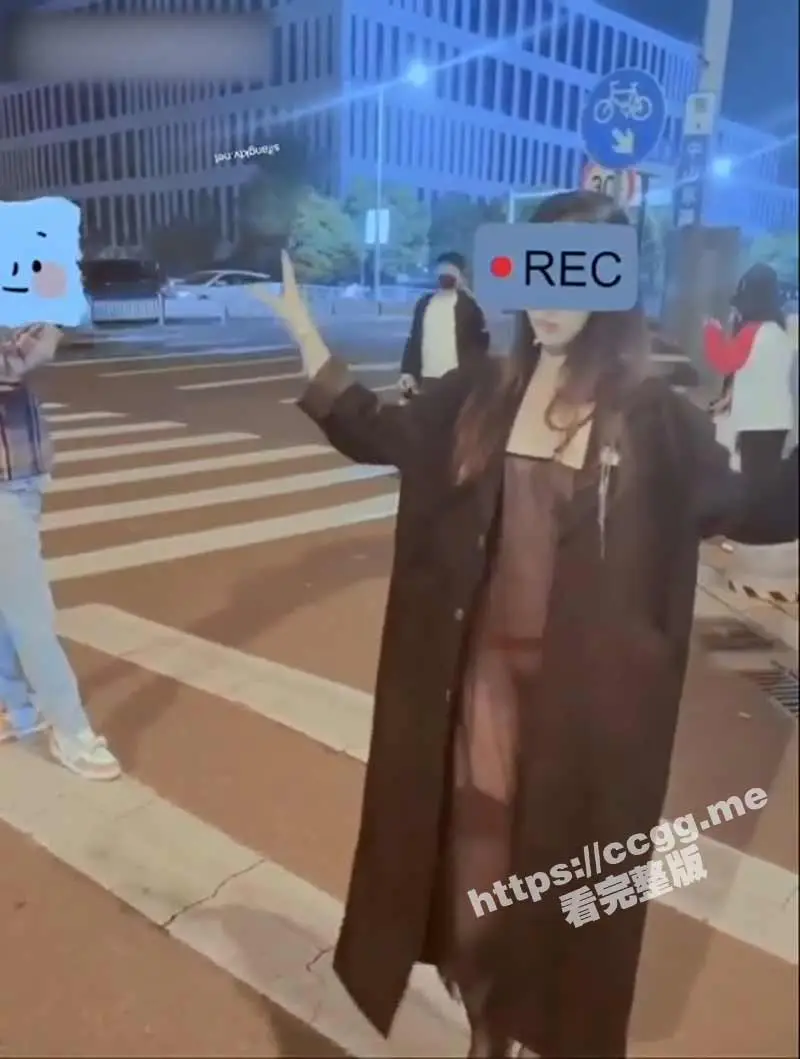最美反差女神「小鲸鱼」最新付费福利 各种露出吃鸡 大型商场啪啪叫声很大很牛逼! 图1