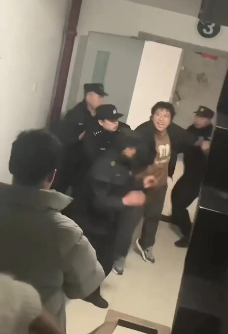 现实版刺杀小说家!大学生为写番茄小说熬到疯魔 半夜狂喊已升仙吓懵舍友 拳打脚踢渡劫不成反被抬走! 图1