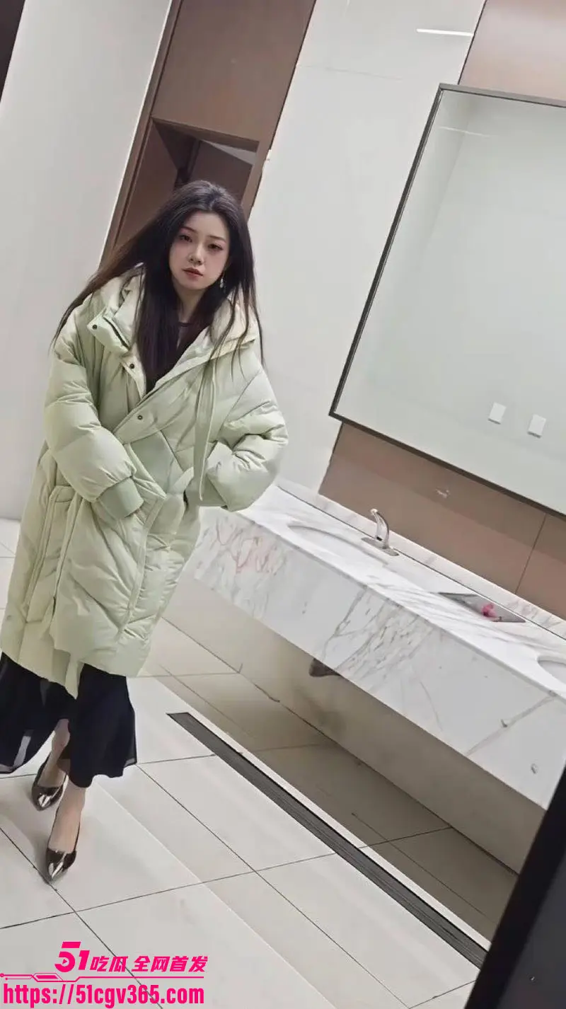 精选厕拍视频！大神女厕偷拍两无毛小姐姐放尿 逼逼粉嫩诱人 偷拍全过程流出！ 图1