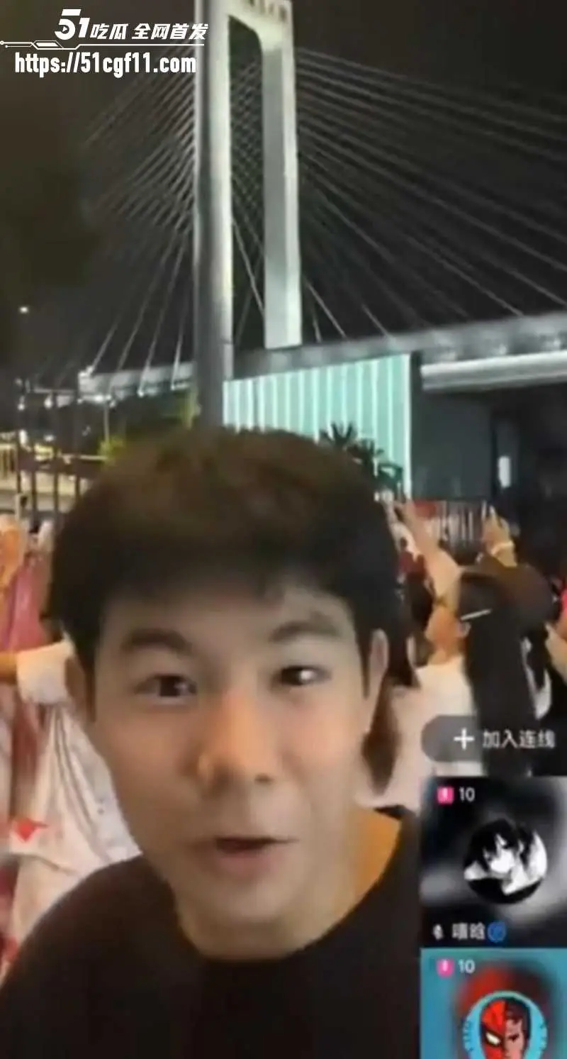 时代峰峻应援现场 一名男生直播与女粉丝对骂 嘉豪单刀赴会的梗照进现实！ 图3