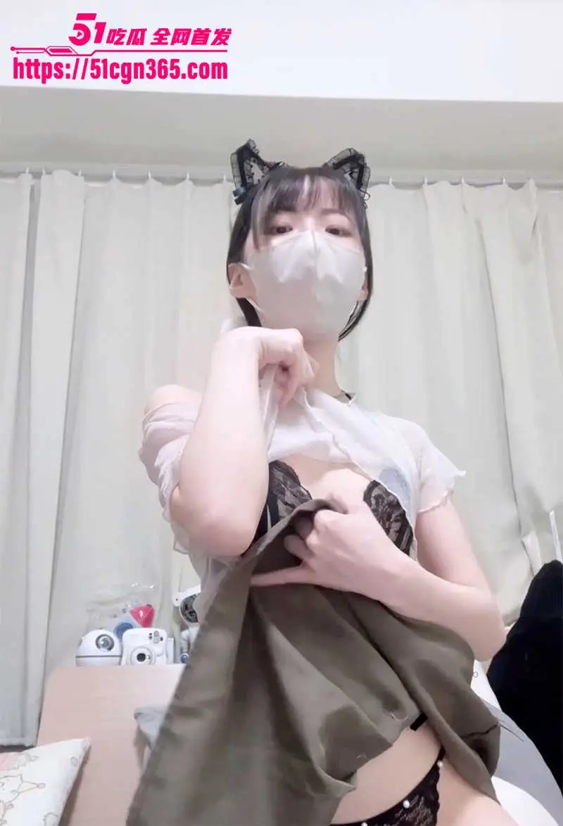 少女福利姬 薄荷 粉鲍白幼萝莉花式露出 水瓶接尿刮毛自慰 百变淫装可欲可甜 堪称完美反差女神! 图5