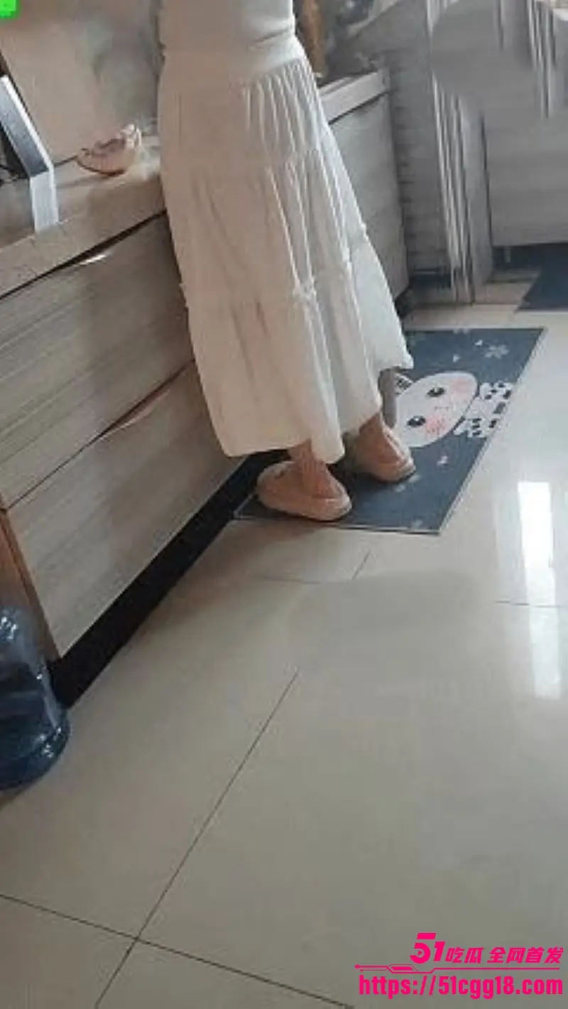 海角乱伦大神 小毅和夹子妈妈 新作 骚妈阳台晒衣服 儿子不停在身上游走 带到客厅激情啪啪 淫水狂喷！ 图1