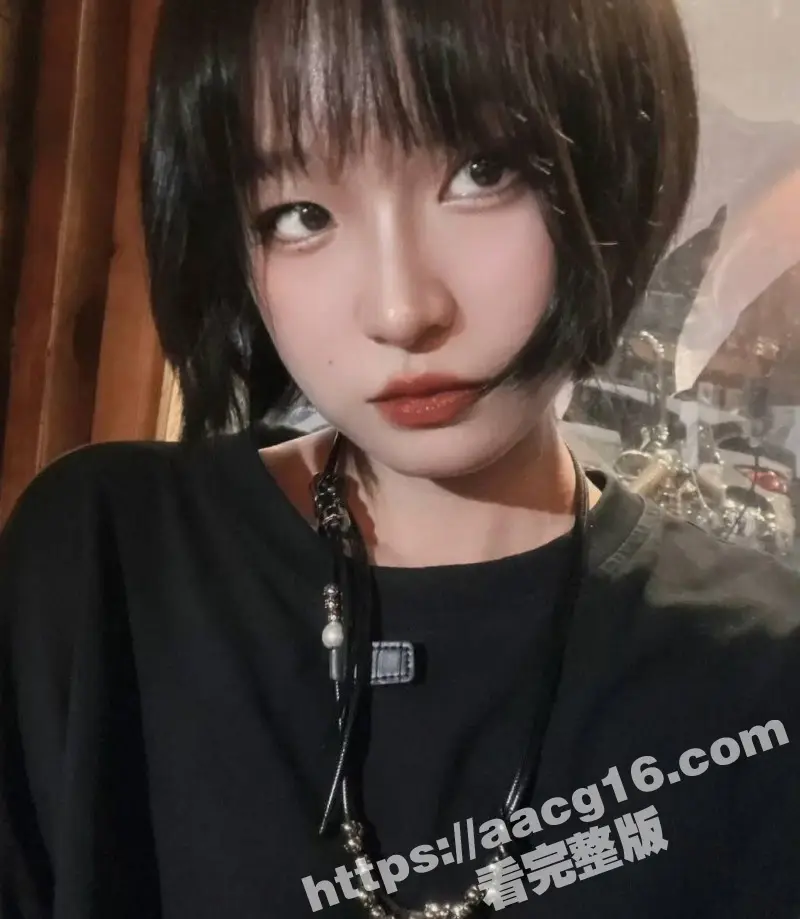 中南财大校花 郑芸芸 私密视频流出 性感短发超高颜值小母狗 诱人渔网袜女上位疯狂骑乘 图5