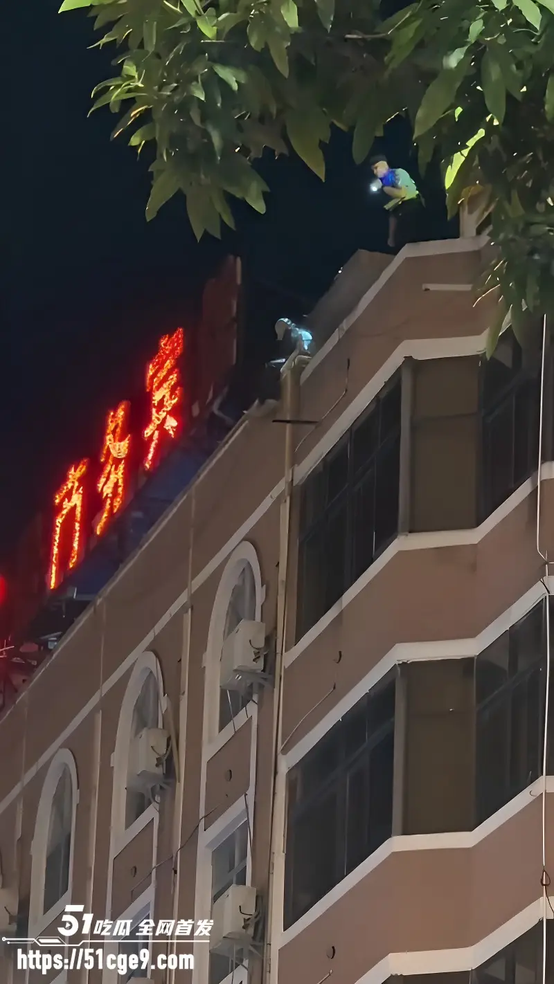 玉林市清宁路某宾馆 一女子坐在楼顶上欲跳楼轻生 问世间情为何物? 图3