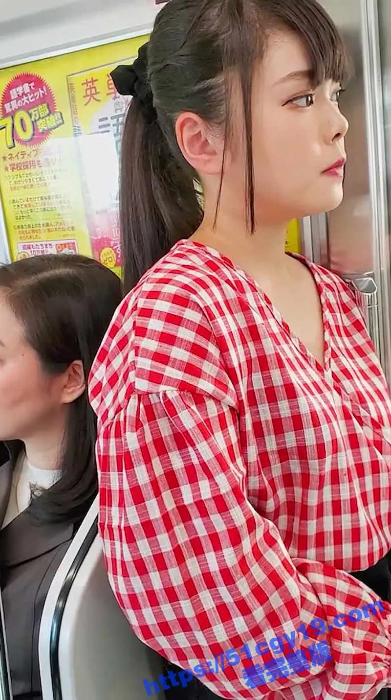 地铁偷拍清纯美少女漏奶视频 白嫩美乳暴露无遗 竟然不穿内衣出门 简直不要太骚! 图3
