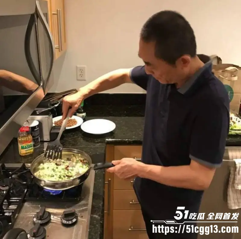 内娱知名导演 张艺谋 被狗仔扒出黑料 私下狂追宋祖儿北电同学 法国嫖娼操洋妞 性爱视频全网独家曝光! 图5