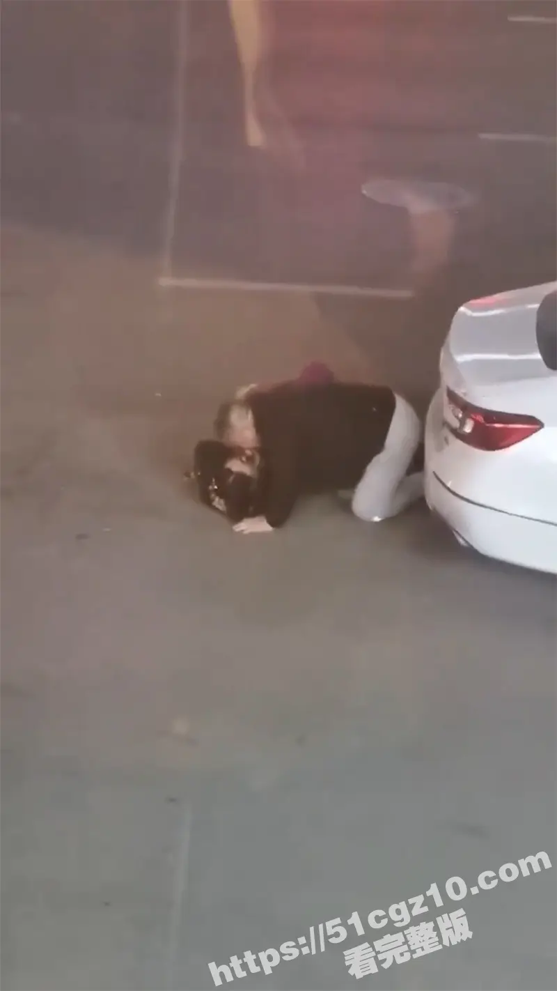 偷拍男女街头野战 一对中年男女 在车后路上激情接吻 这是要野战的节奏啊 有车不用玩的真花花 图4