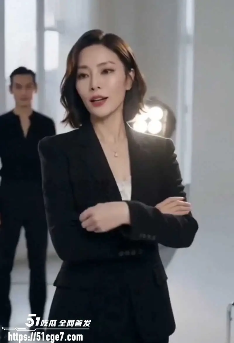 AI情色短剧 时尚禁果 第一集 新人助理被逼伺候男模 美女总监办公室偷情泄欲 图2
